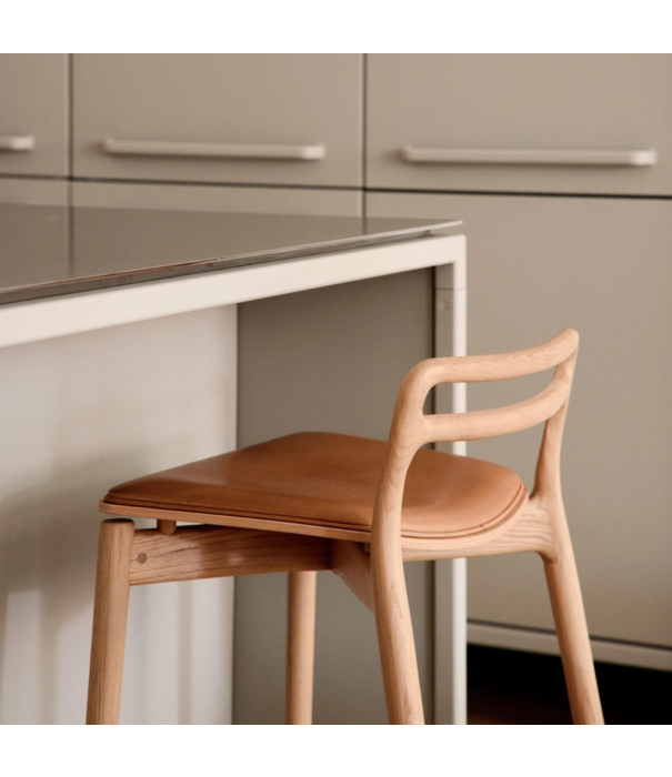 Vipp  Vipp - 484 Cabin Counter Kruk donker eiken, zwart leer