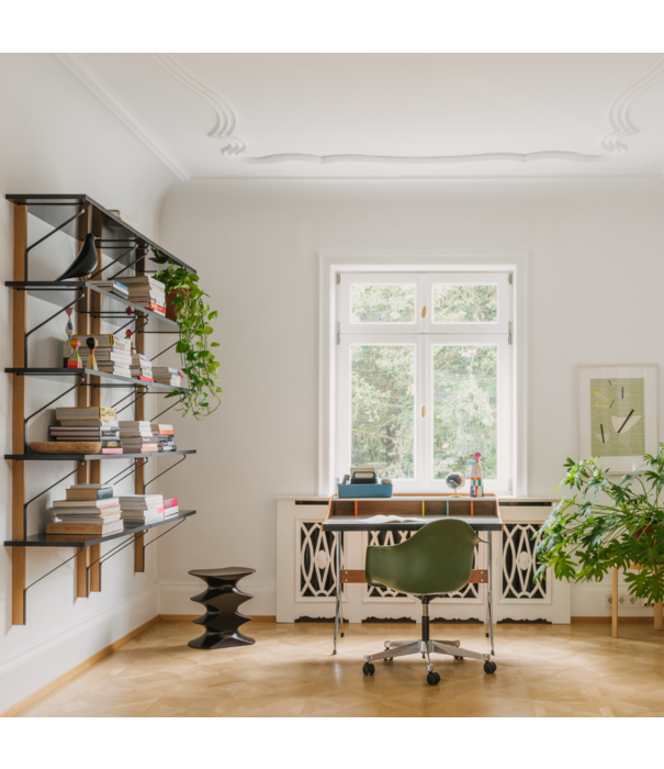 Vitra  Vitra - Eames PACC RE Plastic Armstoel chrome met zwart wielen