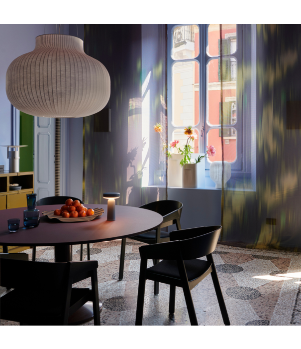 Muuto  Muuto Cover Eetkamerstoel met armleuning donker bruin