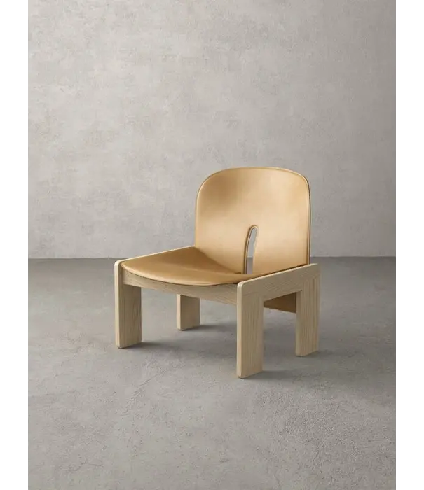 Karakter Karakter Copenhagen Scarpa 925 lounge chair ash, saddle leather