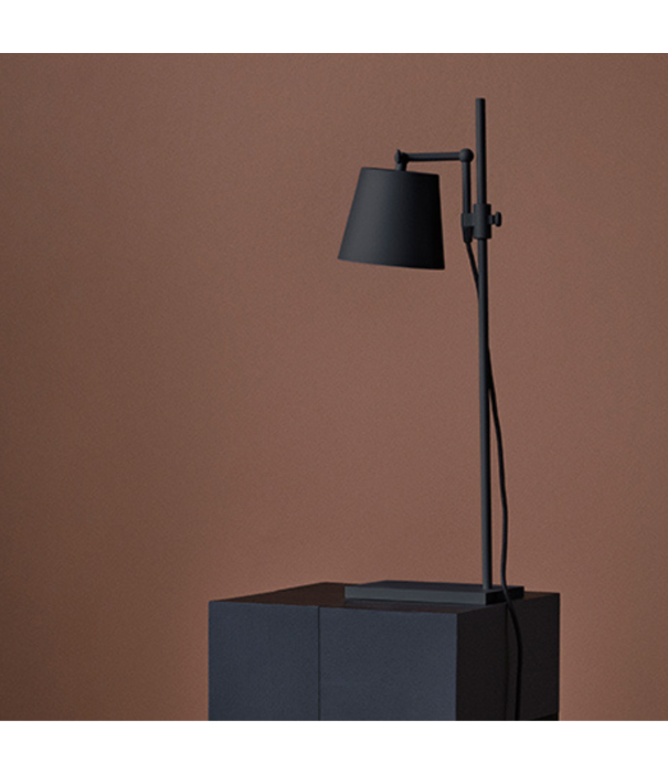 Karakter Karakter Steel Lab Light Table Lamp