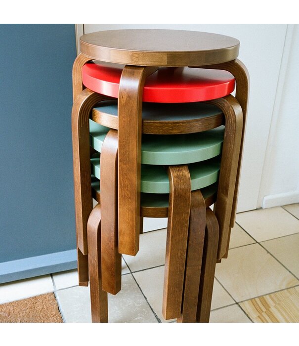 Artek  Stool E60 Kruk berken, walnoot gebeitst