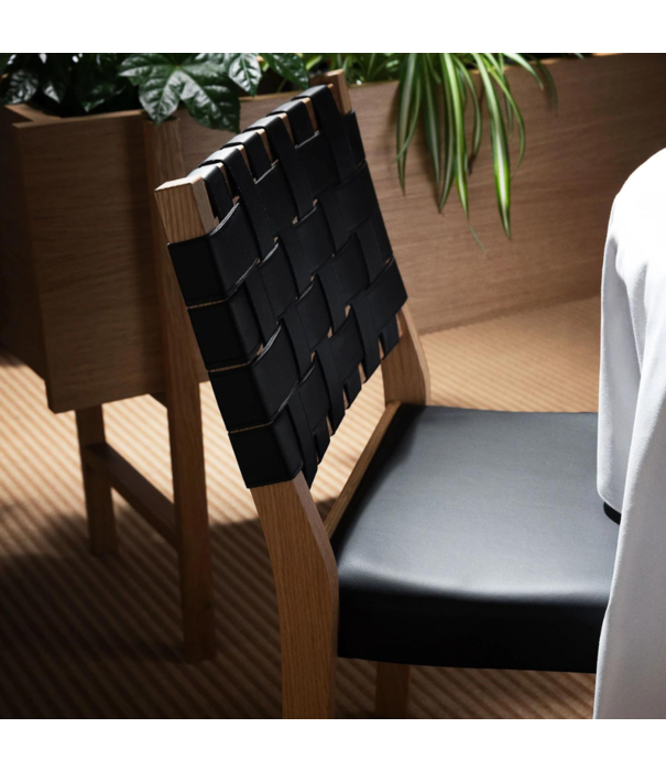 Artek  Artek Helsinki Special - Stoel 611 "Savoy" eiken, zwart leer