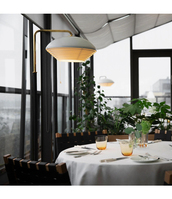 Artek  Artek Helsinki Special - Stoel 611 "Savoy" eiken, zwart leer