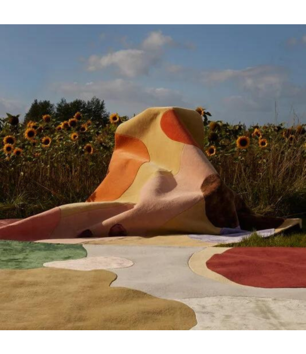 Layered  Layered Poppy Kalas Sleeping Flower Rug