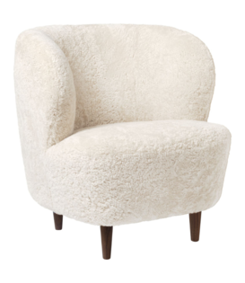 Gubi - Stay Lounge Chair Small Off White Sheepskin, Wooden legs