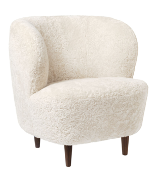 Gubi Stay Small Lounge Stoel Off White Schapenvacht, houten poten