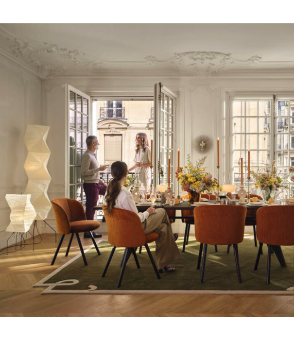 Vitra  Vitra Mikado Armstoelstof Iroko cognac, donker eiken poten