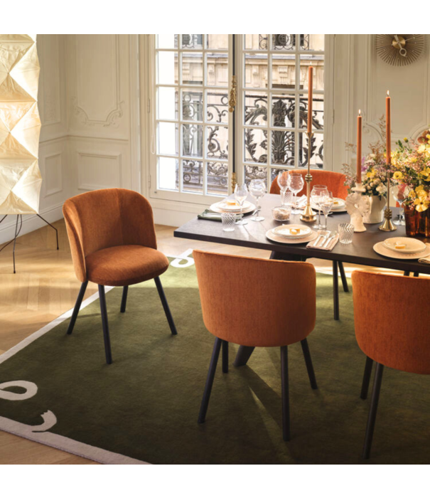 Vitra  Vitra Mikado Armstoelstof Iroko cognac, donker eiken poten