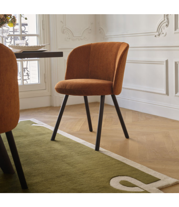 Vitra  Mikado Armstoelstof Iroko cognac, donker eiken poten