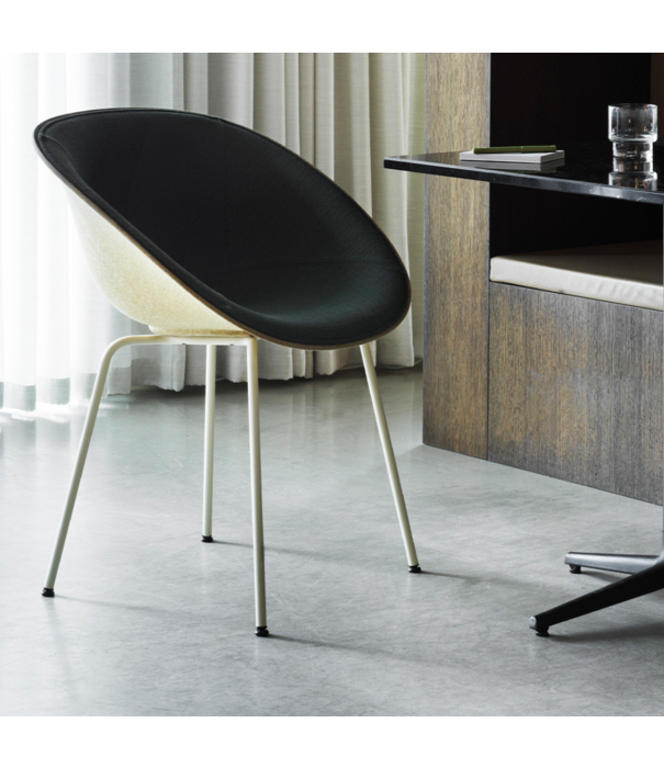 Normann Copenhagen  Mat Armstoel volledig gestoffeerd, zwart poten