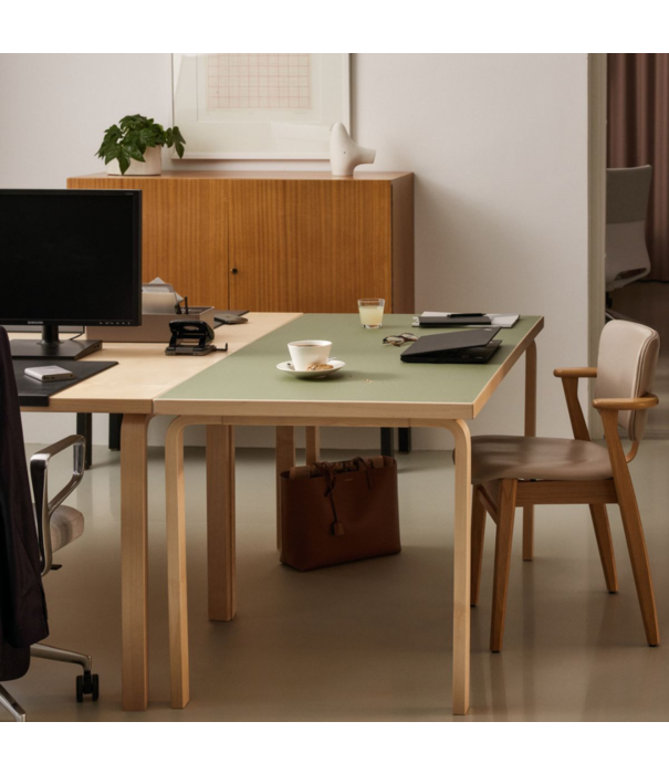 Artek  Artek Aalto table round 91, walnoot gebeitst berken