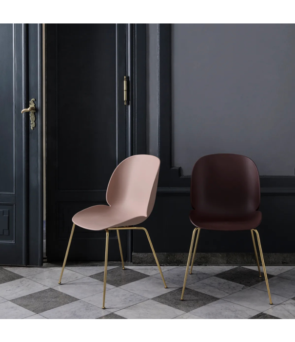 Gubi  Gubi Beetle Stoel Sweet Pink 4-stuks, conic voet messing
