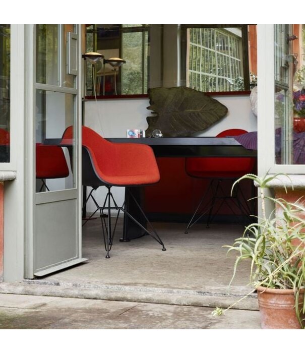 Vitra  Vitra Eames DAR Plastic Stoel met arm,  bekleed, zwart onderstel