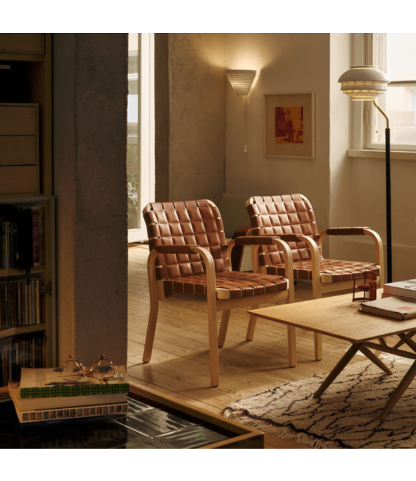 Artek  Artek Helsinki Special - Armstoel 45 walnoot gebeitst berken, olijf groen leer