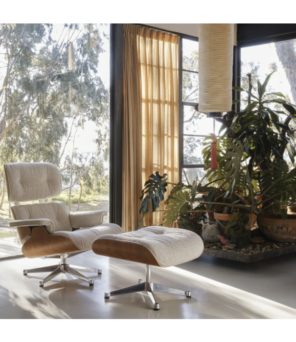 Vitra  Vitra Eames Lounge Chair & Ottoman walnut natural , fabric Nubia