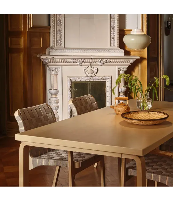 Artek   Artek Aalto Armstoel 45 walnoot berken, met naturel/wit geweven stof