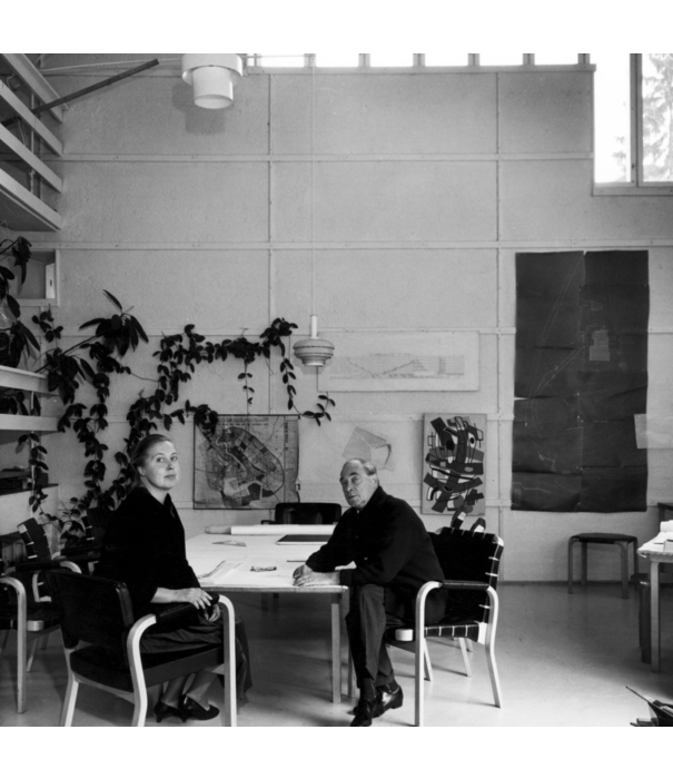 Artek  Artek Aalto Armstoel 45 honing berken, met naturel/rood geweven stof