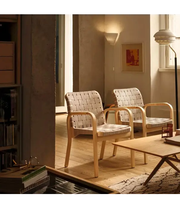 Artek   Artek Aalto Armstoel 45 walnoot berken, met naturel/wit geweven stof