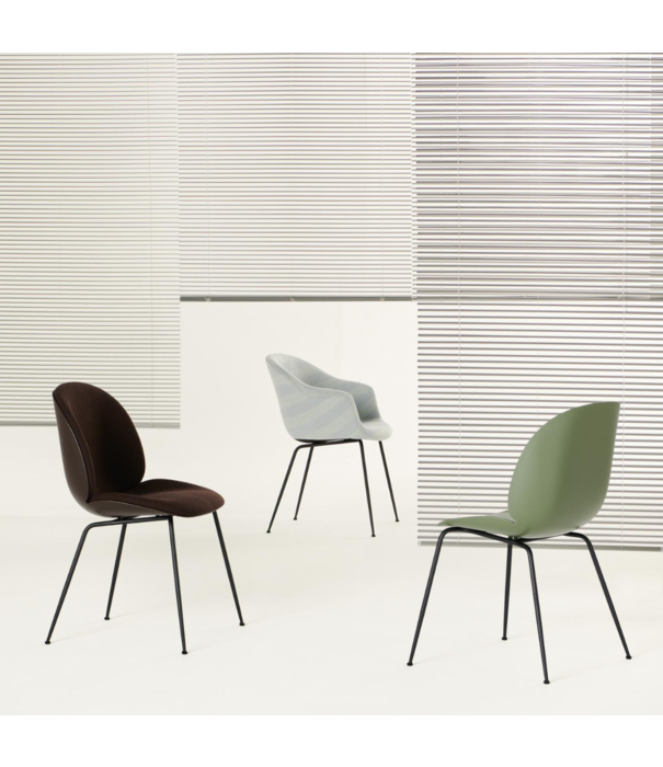 Gubi  Bat Eetkamerstoel plastic, chrome conic poten