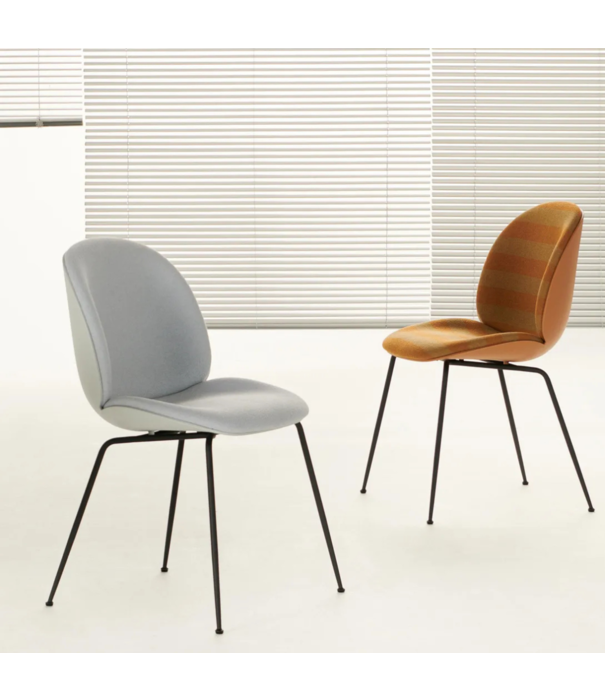 Gubi  Gubi Beetle Eetkamerstoel Velvet sand, conic voet zwart