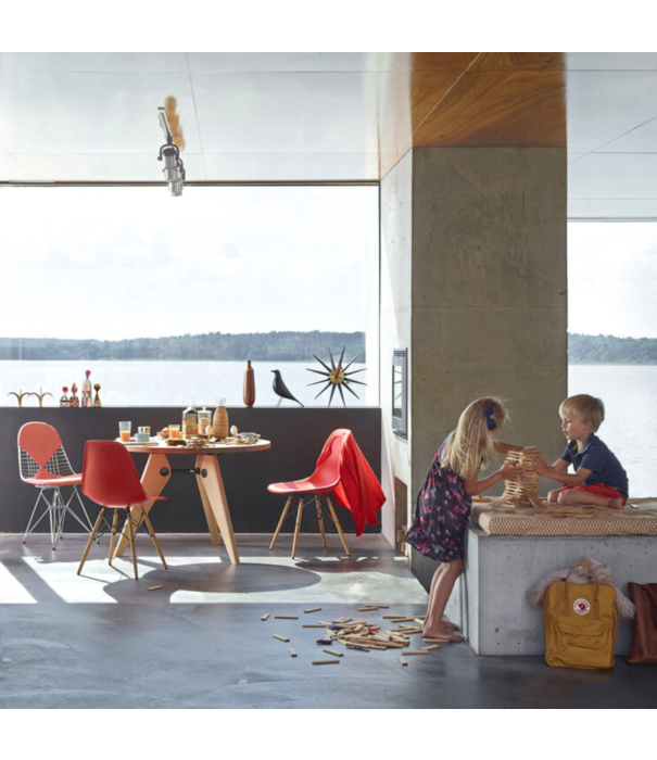 Vitra  Vitra Gueridon Eettafel massief geolied Amerikaans walnoot