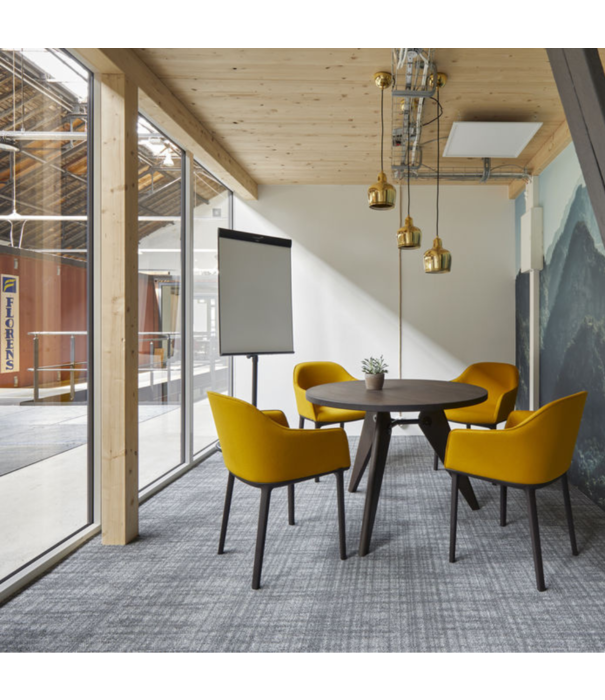 Vitra  Vitra Gueridon Eettafel massief donker eiken