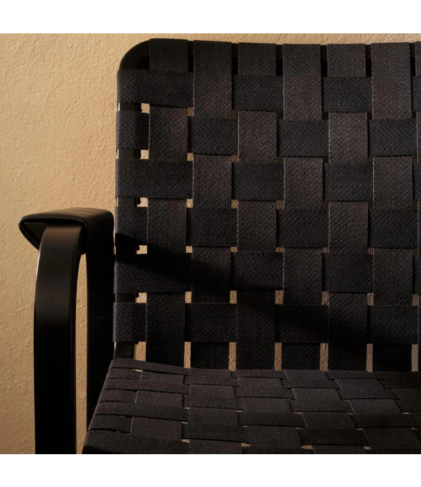 Artek  Artek Armstoel 45 zwart berken, blaue-zwart webbing en leer arm