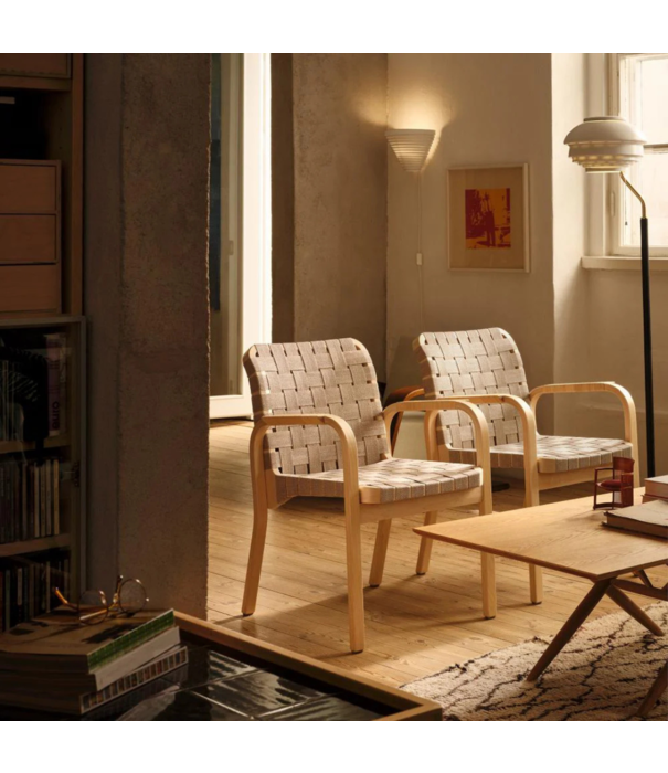 Artek  Artek Armstoel 45 zwart berken, blaue-zwart webbing en leer arm