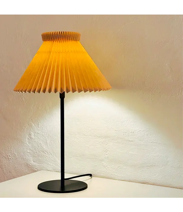 Le klint  Model 334 Tafellamp papier kap