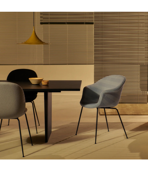 Gubi  Gubi Bat Dining Chair alabaster white, base oak