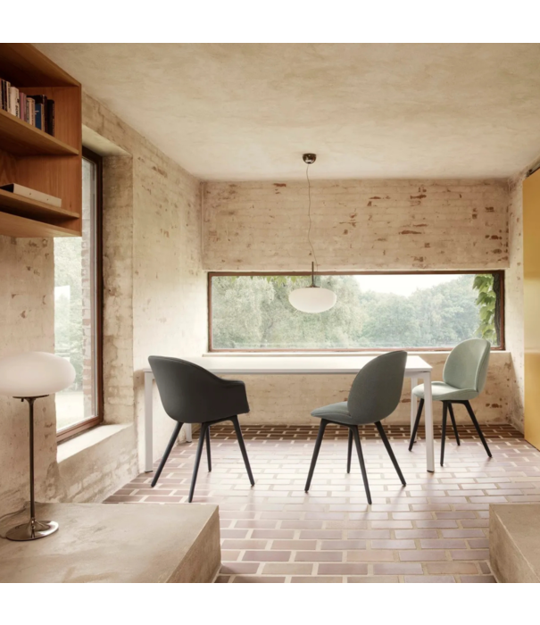 Gubi  Gubi Bat Dining Chair alabaster white, base oak