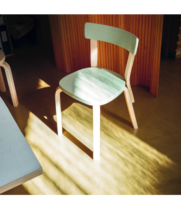 Artek  Artek Aalto Eetkamerstoel 69 walnoot gebeitst