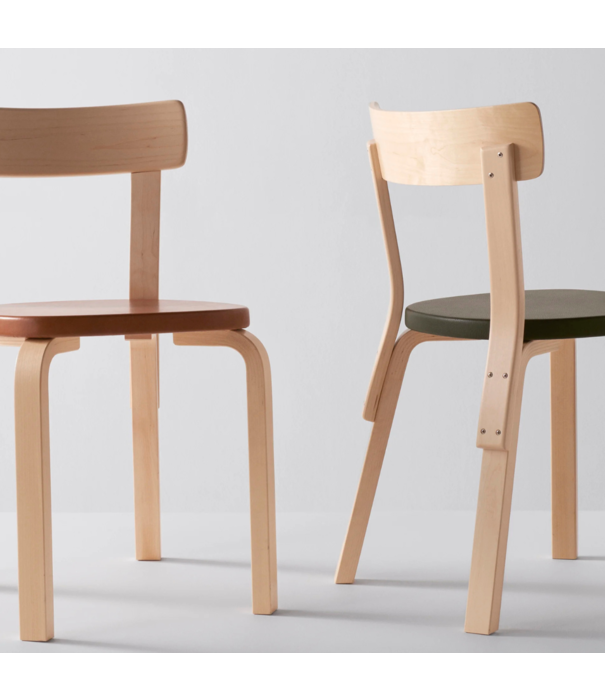 Artek  Artek Aalto Eetkamerstoel 69 walnoot gebeitst