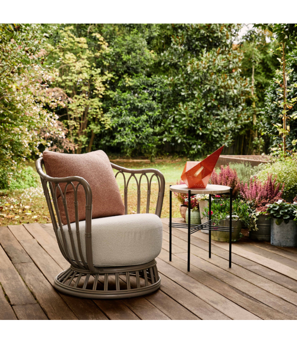 Gubi  Gubi Grace Outdoor Lounge Chair alabaster white, Leslie 006 / Leslie Stripe 020