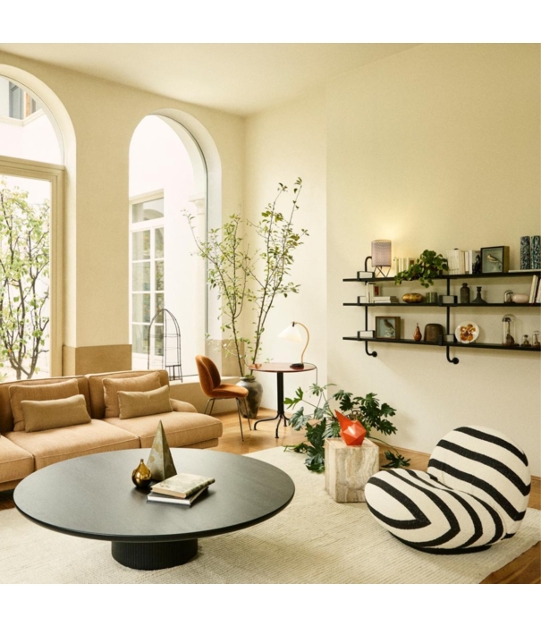 Gubi  Pacha Lounge Stoel Karakorum Stripe, swivel voet zwart
