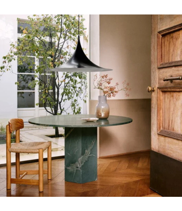 Gubi  Gubi Epic Outdoor Eettafel Rond, botanic green quartzite