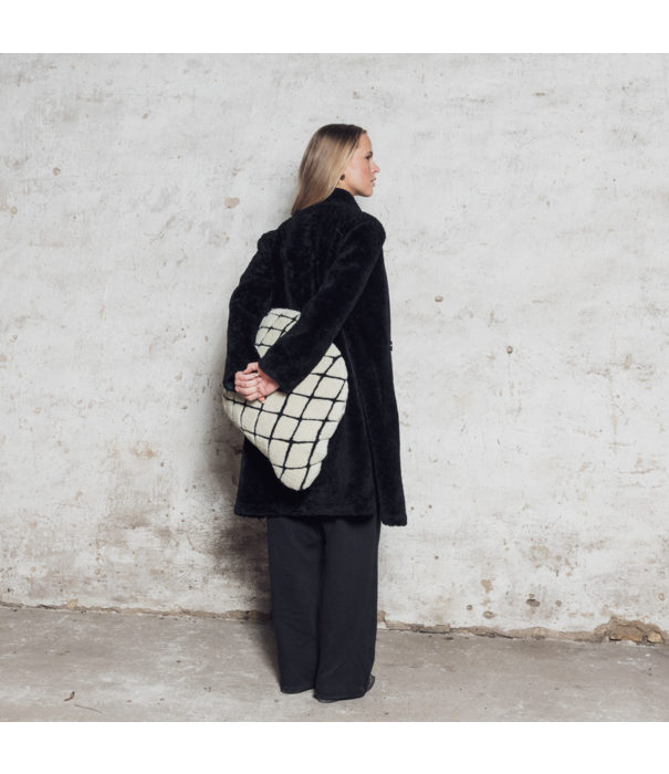 Haus Üger Grid Kussen – Offwhite met Zwart Rasterpatroon