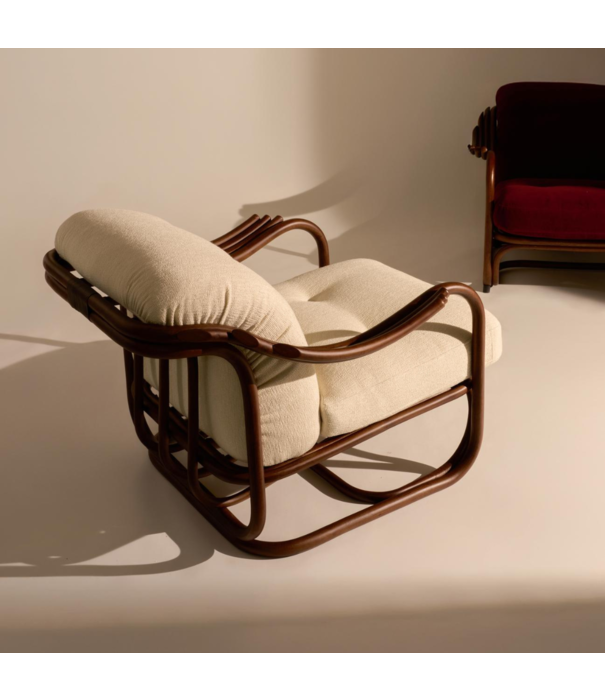 Gubi  Gubi Poltrona Tria Lounge Chair dark rattan, Gubi bouclé 001