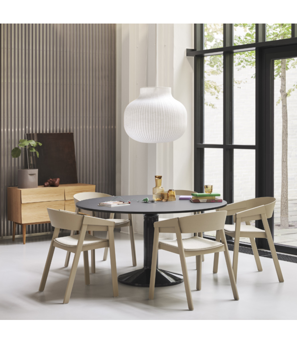 Muuto  Muuto Midst Dining Table black linoleum, black base Ø120
