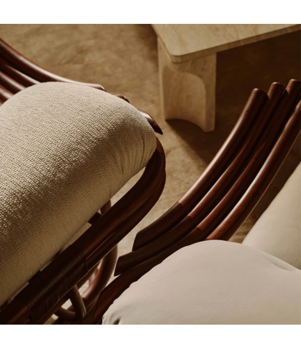 Gubi  Poltrona Tria Lounge Stoel donker rotan, Gubi bouclé 001