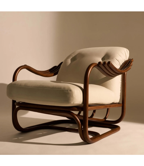 Gubi  Gubi Poltrona Tria Lounge Chair dark rattan, Gubi bouclé 001