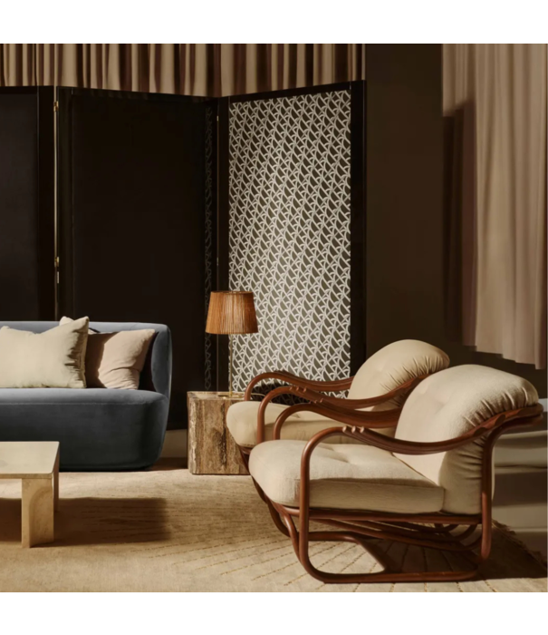 Gubi  Poltrona Tria Lounge Stoel donker rotan, Gubi bouclé 001