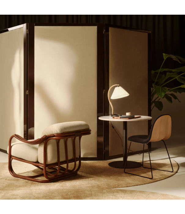 Gubi  Poltrona Tria Lounge Stoel donker rotan, Gubi bouclé 001