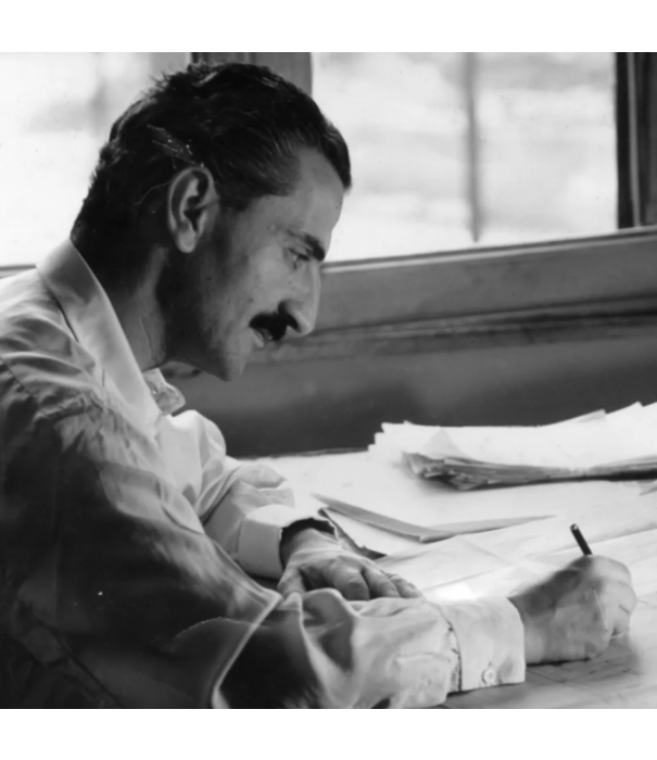 Gubi  Gubi Poltrona Tria Lounge Stoel donker rotan, Reales 01