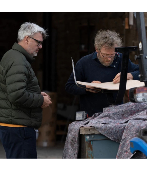 Raawii Raawii Arba Lounge Chair light grey shell, dark green swivel base