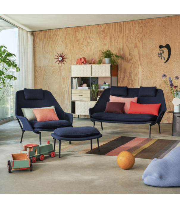 Vitra  Vitra Slow Chair & Ottoman Flocca beige, gepolijst aluminium poten