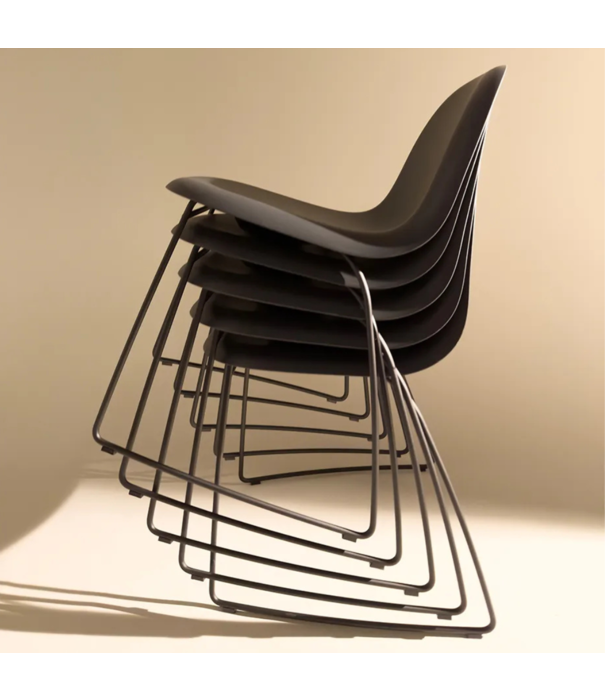 Gubi  Gubi 3D  Eetkamerstoel walnoot / Belsuede 132, RVS slede onderstel