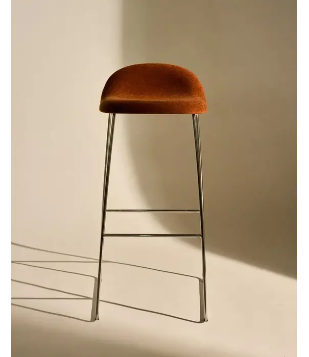 Gubi  Gubi 3D bar stool, 75 cm, sledge base, stainless steel - Dedar Belsuede 133