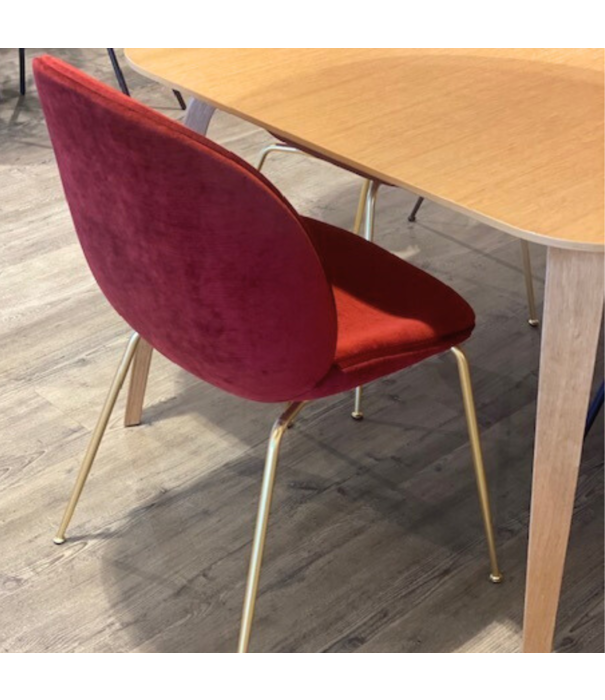 Gubi  Gubi Beetle Eetkamerstoel rood velours, messing voet - Sale